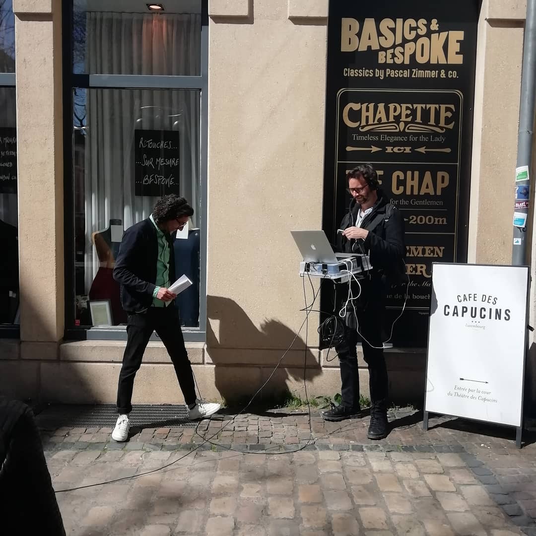 Répétition de l'acteur Fábio Godinho avec Camille Rocailleux — départ devant le théâtre du Luxembourg